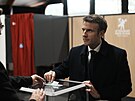 Emmanuel Macron ve volební místnosti v Le Touquet (10. dubna 2022)