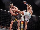 Amerian Jeremy Kimball chytá kop Nora Thomase Narma na turnaji Oktagon MMA.