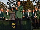 Golfista Scottie Scheffler v zeleném saku pro vítze Masters v August.