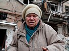 Obyvatelka jihovýchodního ukrajinského msta Mariupol ped obytným domem, který...