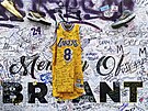 Dres Los Angeles Lakers pipomíná úmrtí Kobeho Bryanta. Únor 2020.