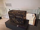 D�ev�nou truhlu m�l Gustav Ginzel p�ipravenou pro pov�le�n� odsun. K tomu...