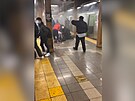 Pt zranných po stelb v newyorském metru. Policie nala i výbuná zaízení