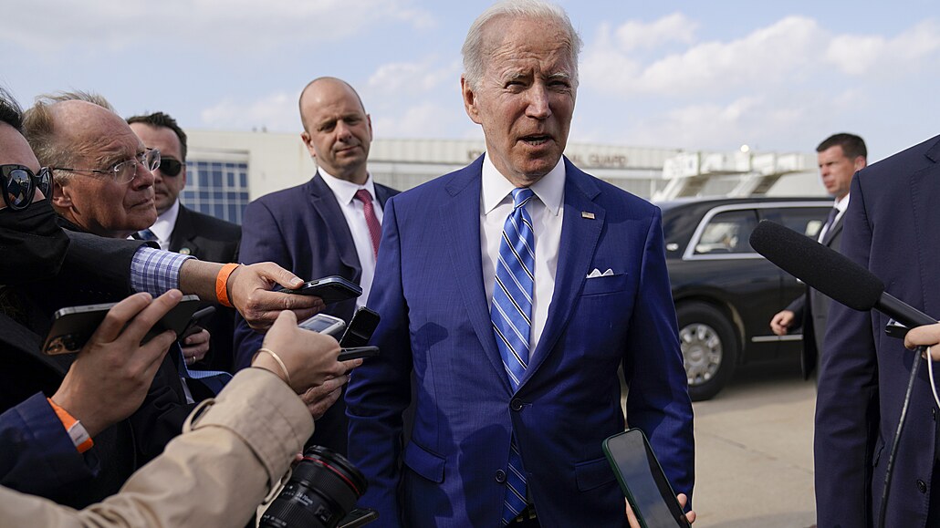 Prezident Joe Biden hovoří s novináři před nástupem do Air Force One na...