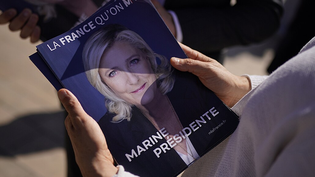 Píznivkyn francouzské politiky Marine Le Penové drí pedvolební letáky. (8....