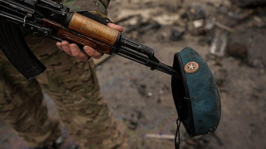 Ukrajinský voják s ruským baretem na zbrani, který získal ze zniených ruských...