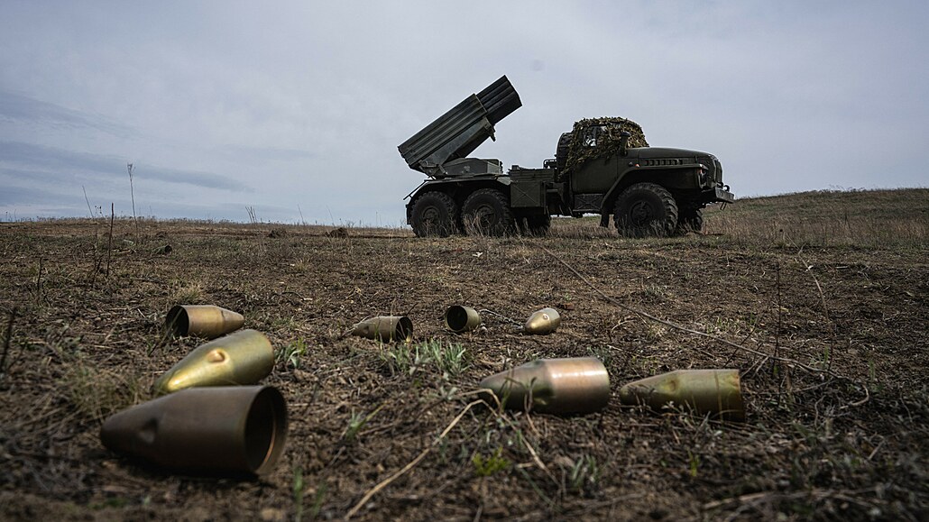 Ukrajinské síly odpalují rakety GRAD smrem k ruským pozicím v Donbasu na...