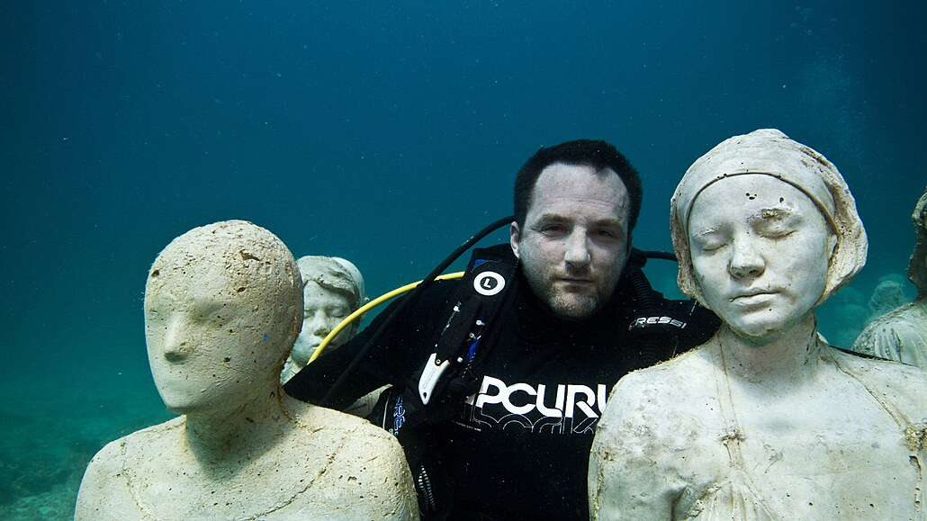 Jason deCaires Taylor. Anglický potáp od roku 2006 vybudoval v 11 státech...