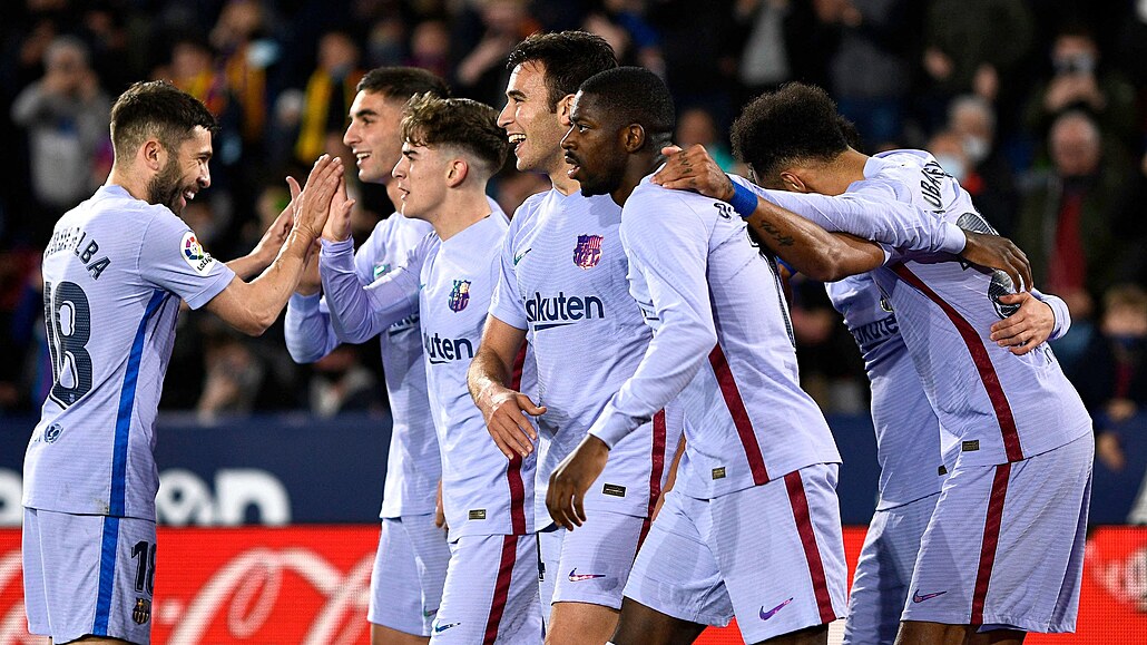 Fotbalisté Barcelony slaví gól v utkání proti Levante.