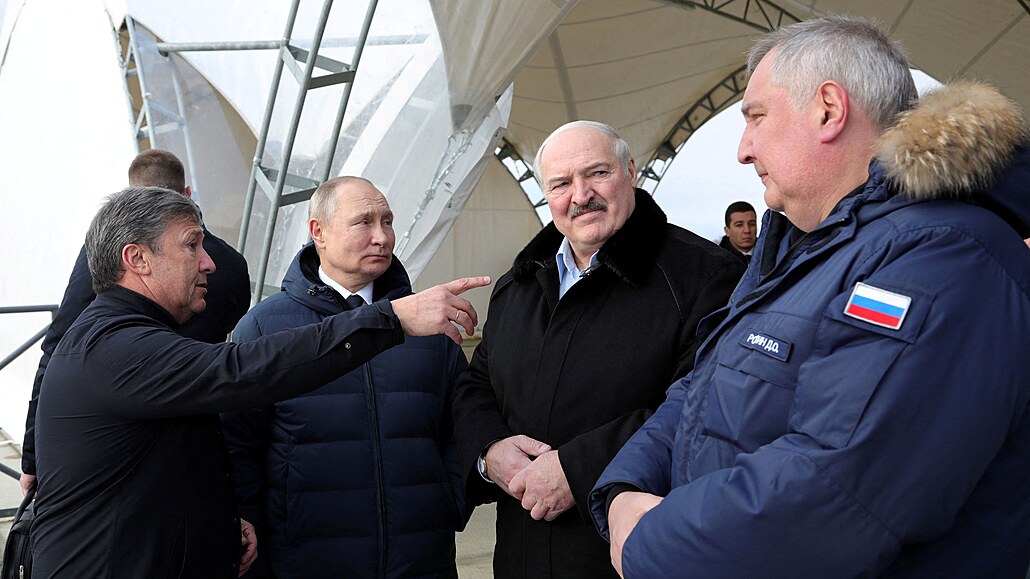 Ruský prezident Vladimir Putin (druhý zleva) a běloruský prezident Alexandr...