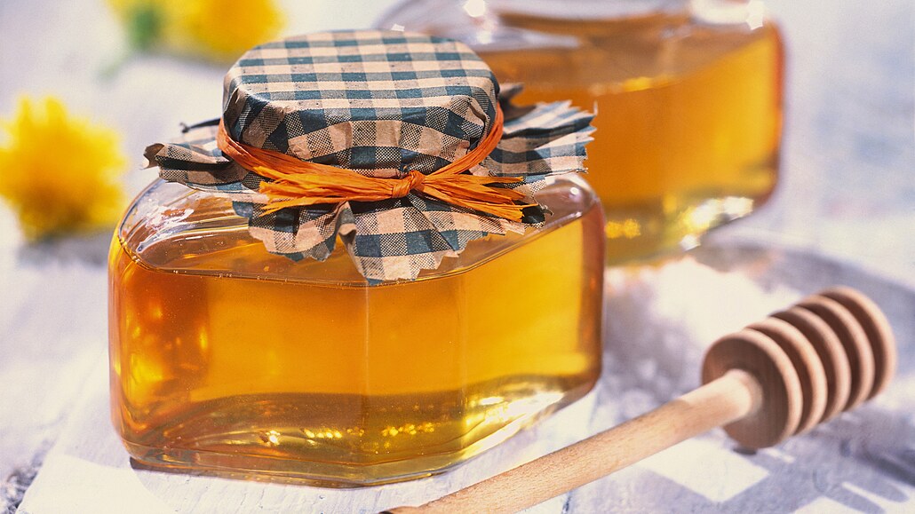 Med je blahodárný pro vaši pokožku.