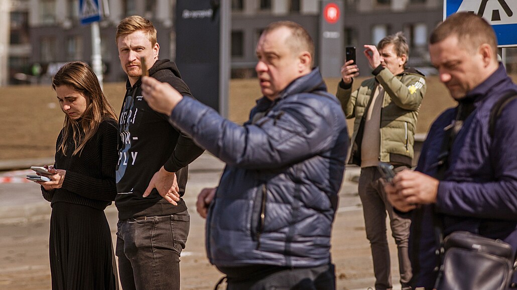 Nkolik Ukrajinc fotografuje svými mobilními telefony následky výbuchu rakety...