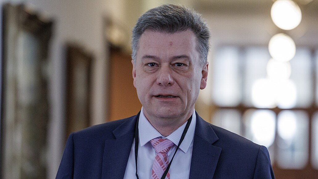 Ministr spravedlnosti Pavel Blažek při příchodu na jednání vlády (13. dubna...