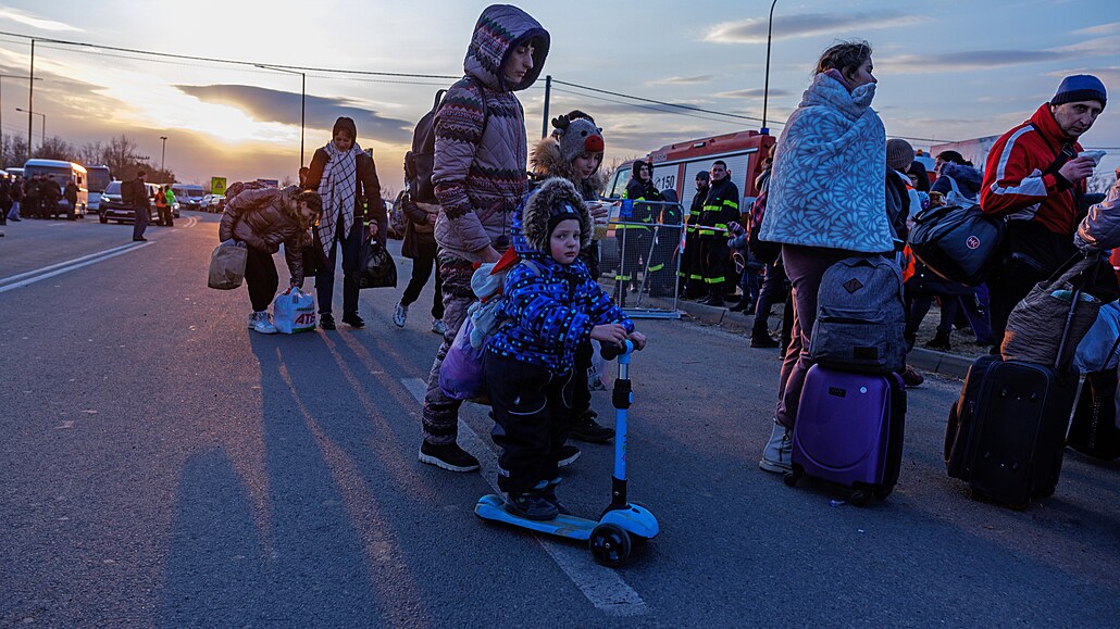 Ukrajintí uprchlíci na hraniním pechodu Vyné Nemecké. (3. bezna 2022)