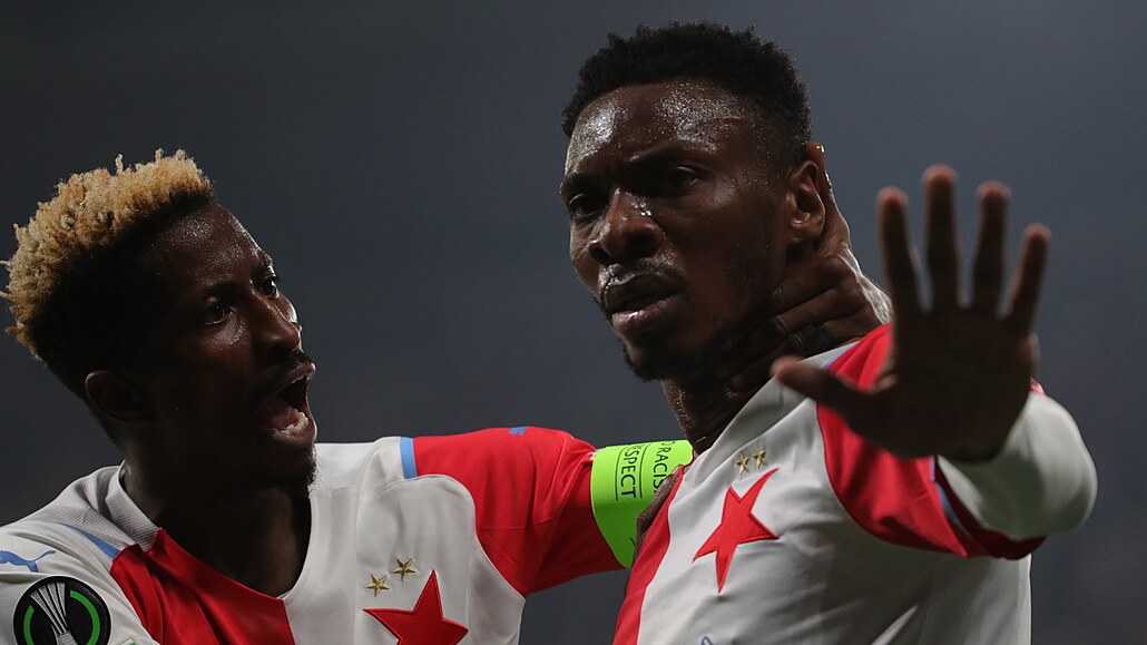 Slávista Ibrahim Traoré (vpravo) a spoluhrá Peter Olayinka se radují z gólu...