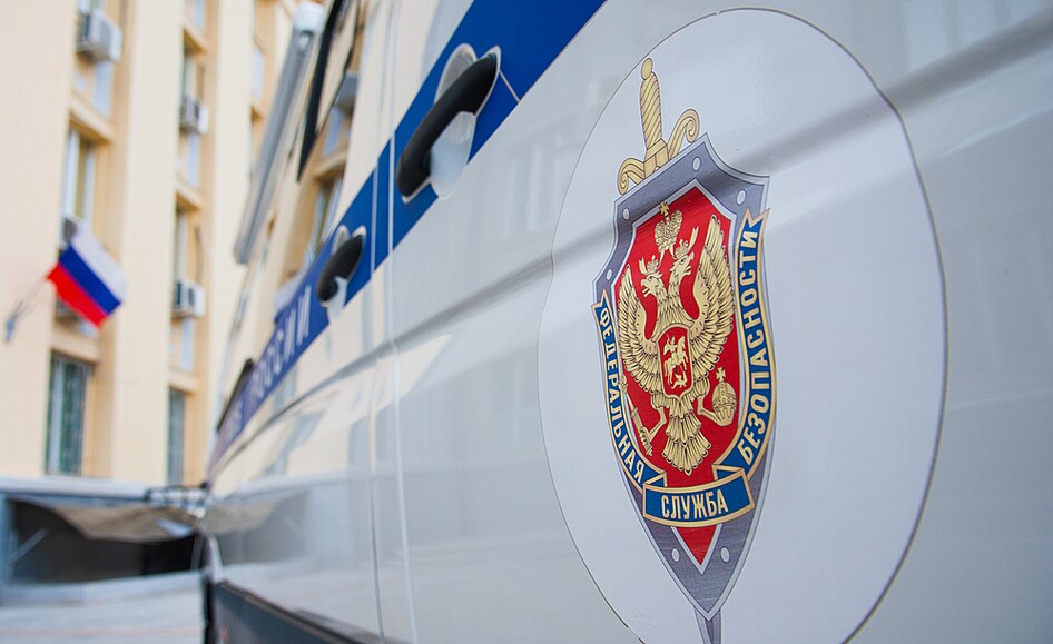 Znak ruské Federální sluby bezpenosti (FSB) na sluebním voze (19. dubna 2022)