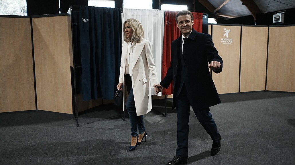 Emmanuel Macron se svou enou Brigitte ve volební místnosti v Le Touquet (10....