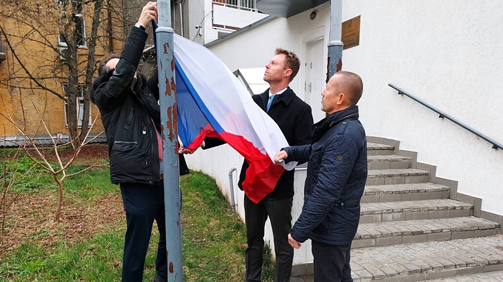 Zamstnanci eské ambasády v Kyjev opt vyvují vlajku, aby tak potvrdili, e...