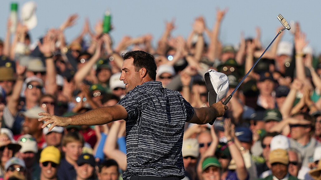 Golfista Scottie Scheffler se raduje z triumfu v Masters v August�.