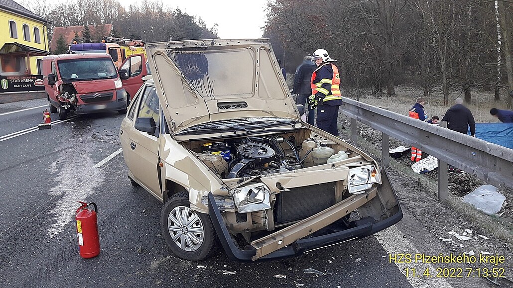 Do odstaveného auta u Holý�ova na Plze�sku narazila dodávka. Ta osobní vozidlo...