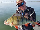 Radek Filip s okounem o délce 46 cm a hmotnosti 1,8 kg