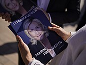 P�íznivkyn� francouzské politi�ky Marine Le Penové dr�í p�edvolební letáky. (8....