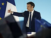 Francouzský prezident Emmanuel Macron promlouvá ve svém volebním �tábu po...