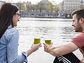V Praze na náplavce se na Zelený čtvrtek pije zelené pivo. (14. dubna 2022)