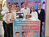 Studentská firma Booder company výrábí a prodává  binder, který stahuje prsa...