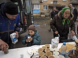 Distribuce jídla v v ukrajinské Bui, je se stala djitm ruských zvrstev...