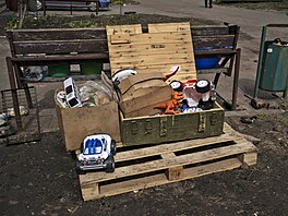 Dtské hraky v krabici od munice v ukrajinské Bui (8. dubna 2022)