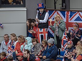 Do státní vlajky odní brittí fanouci na tvanici bhem páteního programu...