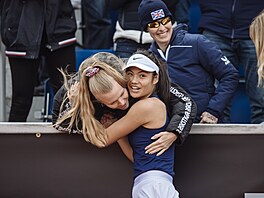 Emma Raducanuová získala pro britské tenistky v kvalifikaci Poháru Billie Jean...