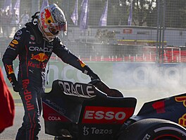 Max Verstappen sleduje kouící vz bhem Velké ceny Austrálie formule 1