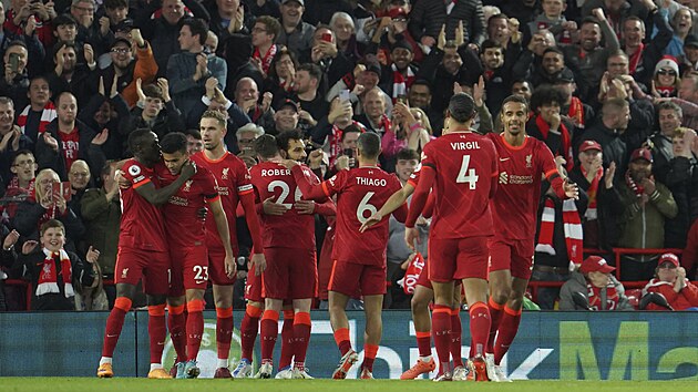 Fotbalisté Liverpoolu oslavují druhý gól do branky Manchesteru United.