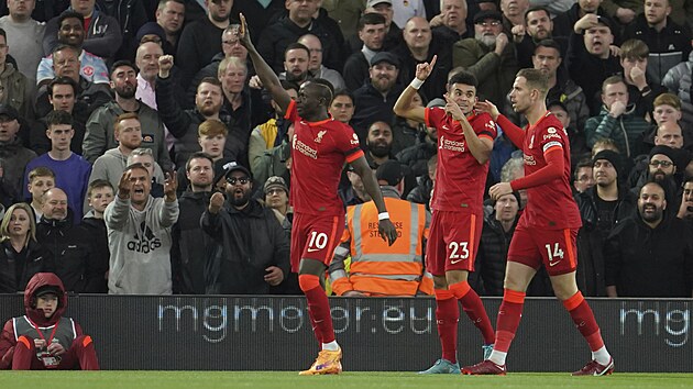 Fotbalisté Liverpoolu oslavujígól do branky Manchesteru United. Zleva: Mané, Díaz a Henderson.