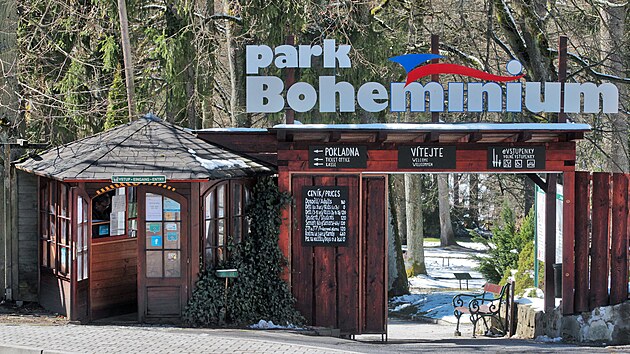 Miniaturpark Boheminium v Marinskch Lznch. Hlavn brna s pokladnou.