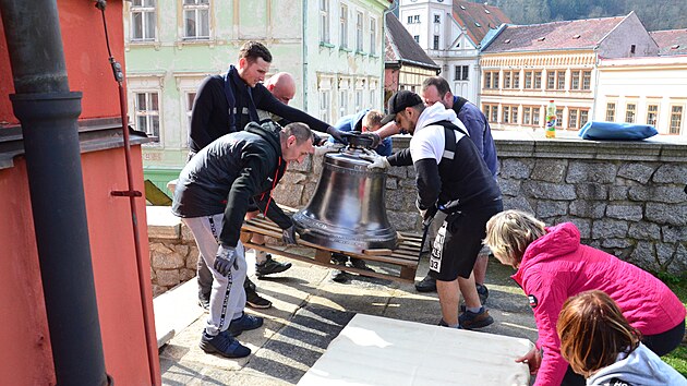 Ti sta dvacet kilogram tk zvon Svat Aneka musela do loketskho kostela dothnout parta silnch mu.