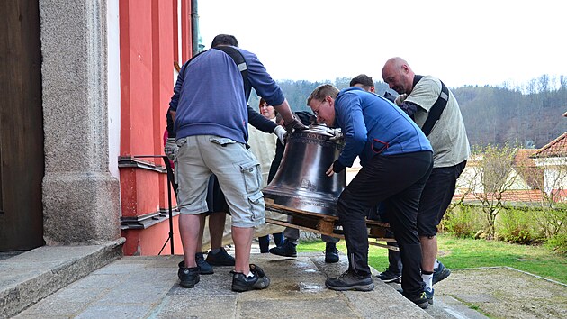 Ti sta dvacet kilogram tk zvon Svat Aneka musela do loketskho kostela dothnout parta silnch mu.