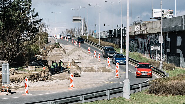 V místě sjezdu na ulici Modřanská se rozšiřuje sjízdná rampa z Barrandovského mostu o jeden jízdní pruh. (10. dubna 2022)