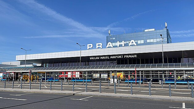 Na pražském letišti se popálil cizinec, v batohu mu vybuchla pyrotechnika. Na místě zasahují složky IZS. (12. dubna 2022)