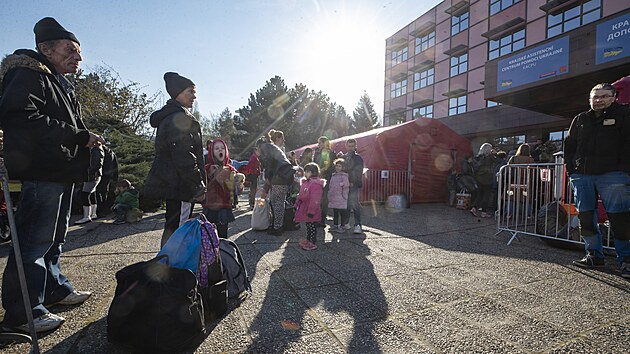 Prask asistenn centrum pro ukrajinsk uprchlky zan fungovat v budov firmy Central Group u metra Vysoansk, kam se pesunulo z Kongresovho centra. Na fotce prask primtor Zdenk Hib. (14. dubna 2022)