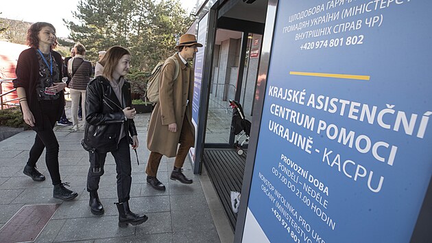 Pra�sk� asisten�n� centrum pro ukrajinsk� uprchl�ky za��n� fungovat v budov� firmy Central Group u metra Vyso�ansk�, kam se p�esunulo z Kongresov�ho centra. Na fotce pra�sk� prim�tor Zden�k H�ib. (14. dubna 2022)