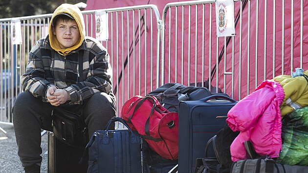 Pra�sk� asisten�n� centrum pro ukrajinsk� uprchl�ky za��n� fungovat v budov� firmy Central Group u metra Vyso�ansk�, kam se p�esunulo z Kongresov�ho centra. Na fotce pra�sk� prim�tor Zden�k H�ib. (14. dubna 2022)