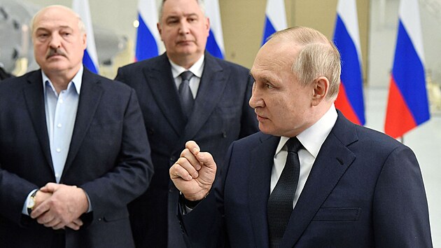 Rusk prezident Vladimir Putin s bloruskm vdcem Alexandrem Lukaenkem pi nvtv kosmodromu Vostonyj na ruskm Dlnm vchod (12. dubna 2022)