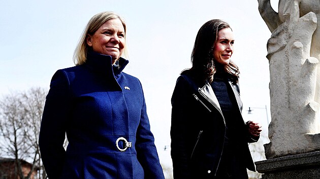 vdsk premirka Magdalena Andersonov (vlevo) a premirka Finska Sanna Marinov jednaly ve Stockholmu o bezpenostn situaci v souvislosti s ruskou invaz na Ukrajinu. (13. dubna 2022)