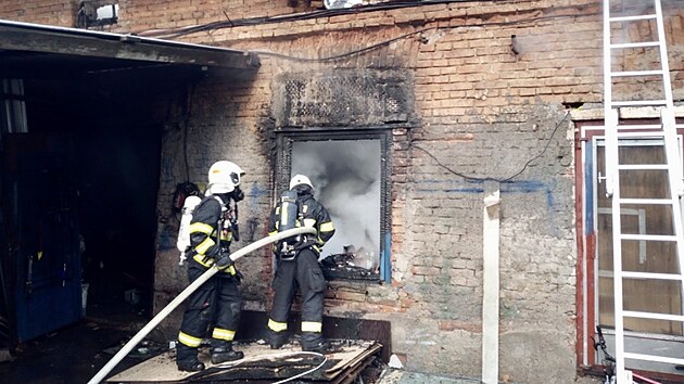 Hasiči zasahují u požáru domu v Hradci Králové. (10. dubna 2022)
