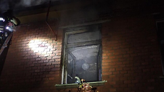Ped plnoc na nedli vyjdli k poru domu hasii ve Zln. (9. dubna 2022)
