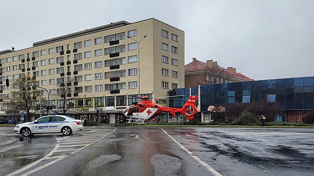 Pi vn nehod dvou aut v Havov se zranilo est lid. (15. dubna 2022)