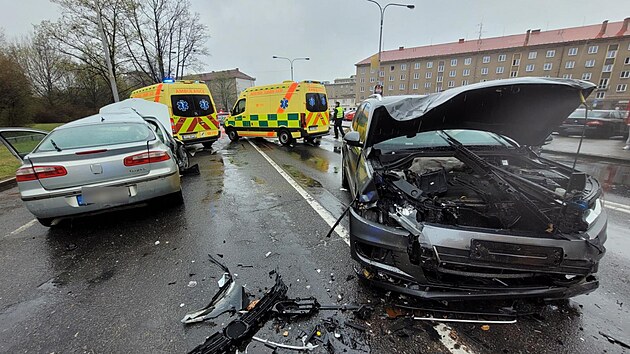 Pi vn nehod dvou aut v Havov se zranilo est lid. (15. dubna 2022)